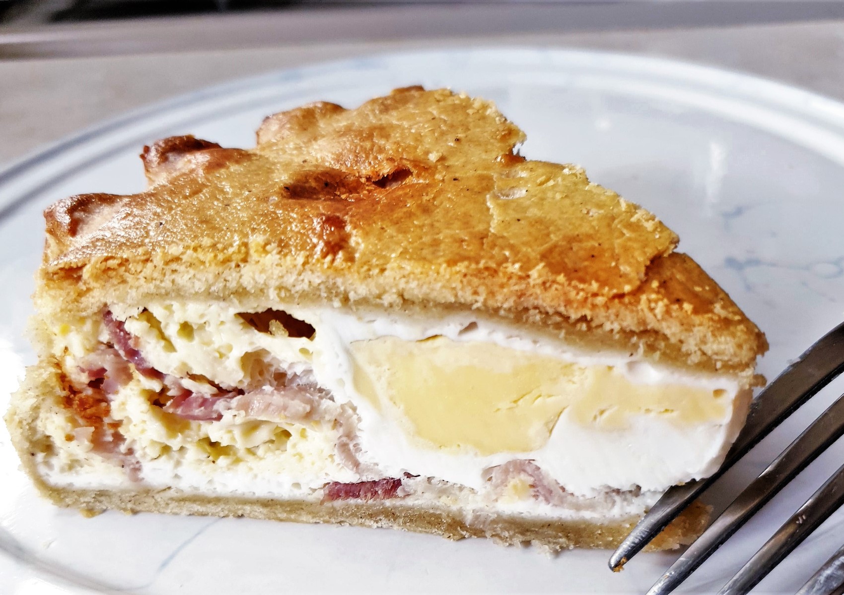 https://www.foodleclub.com/wp-content/uploads/2019/07/bacon-and-egg-pie-17.jpg