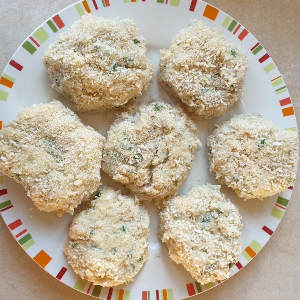 Easy homemade fish cakes with a crispy coating - Foodle Club