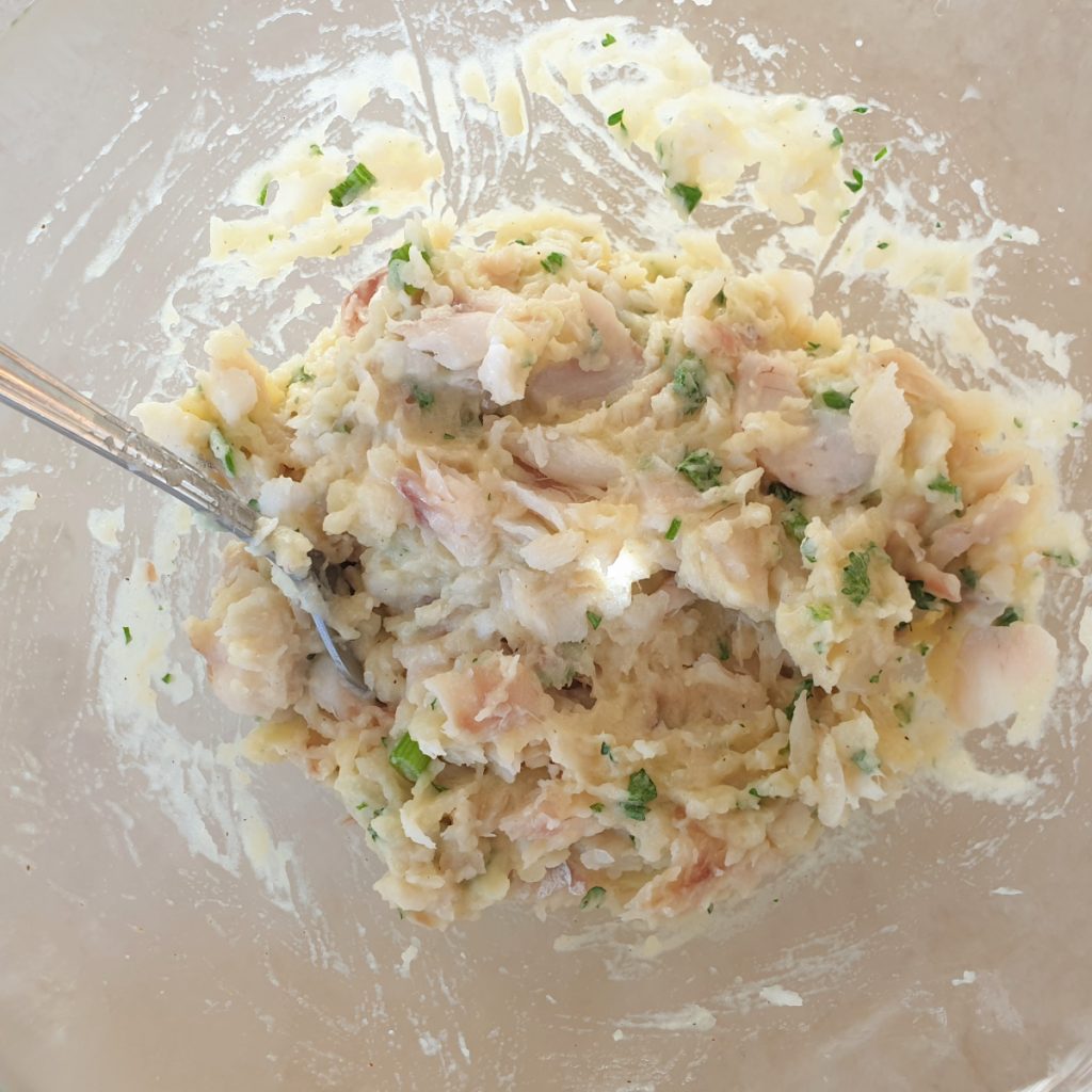 Easy homemade fish cakes with a crispy coating - Foodle Club