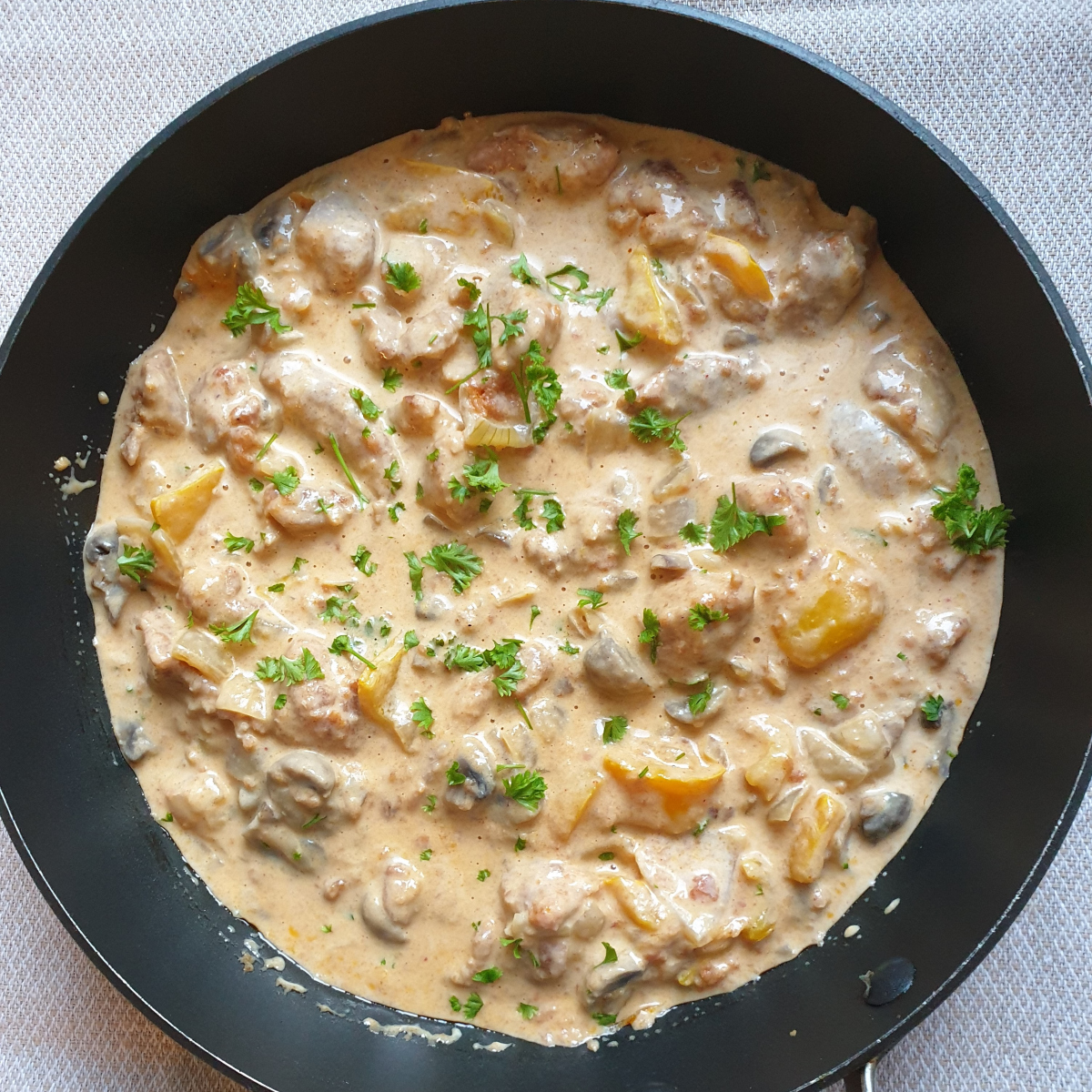 Creamy paprika pork goulash - with red or yellow peppers - Foodle Club