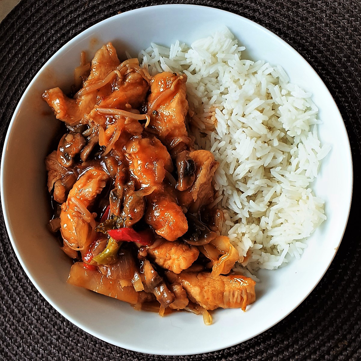 A dish of garlic chicken with rice.