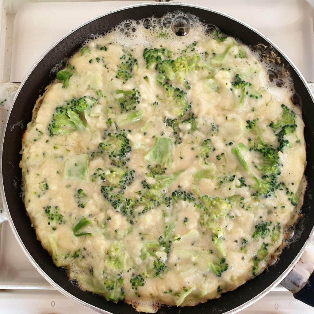 Crustless broccoli and cheese tart made in a frying pan Foodle Club