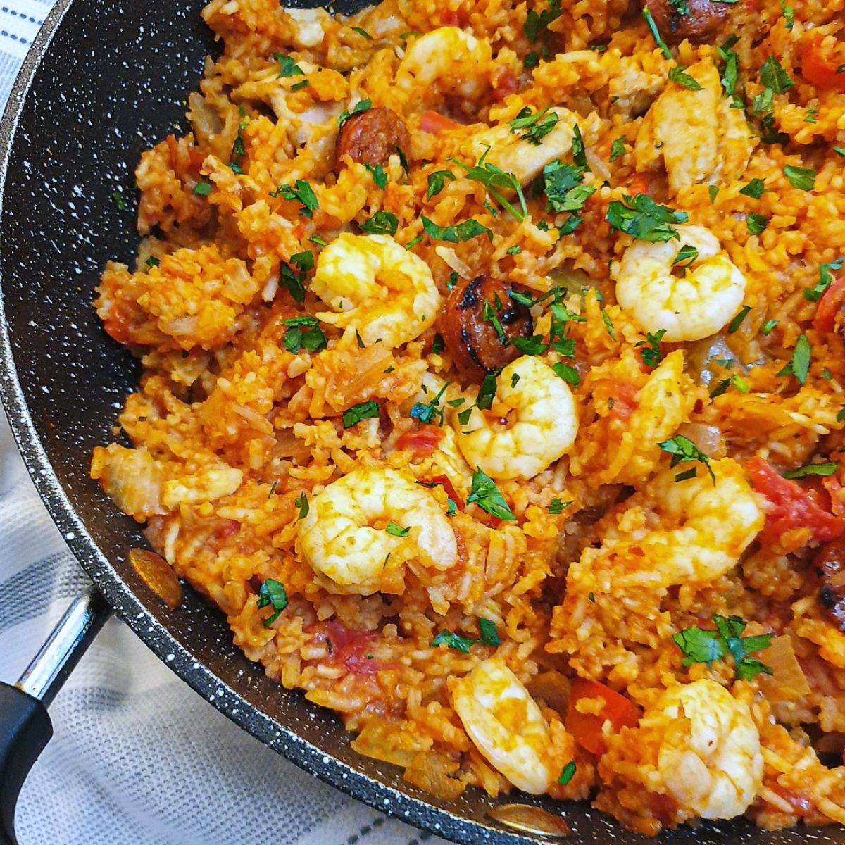 Easy homemade Jambalaya with chicken, chorizo and prawns - Foodle Club