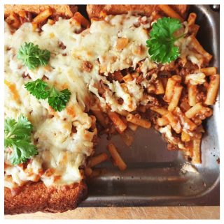 Cheesy garlic bread pasta bake - Foodle Club