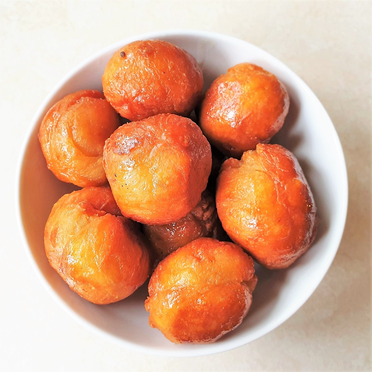 A dish of round koeksisters.