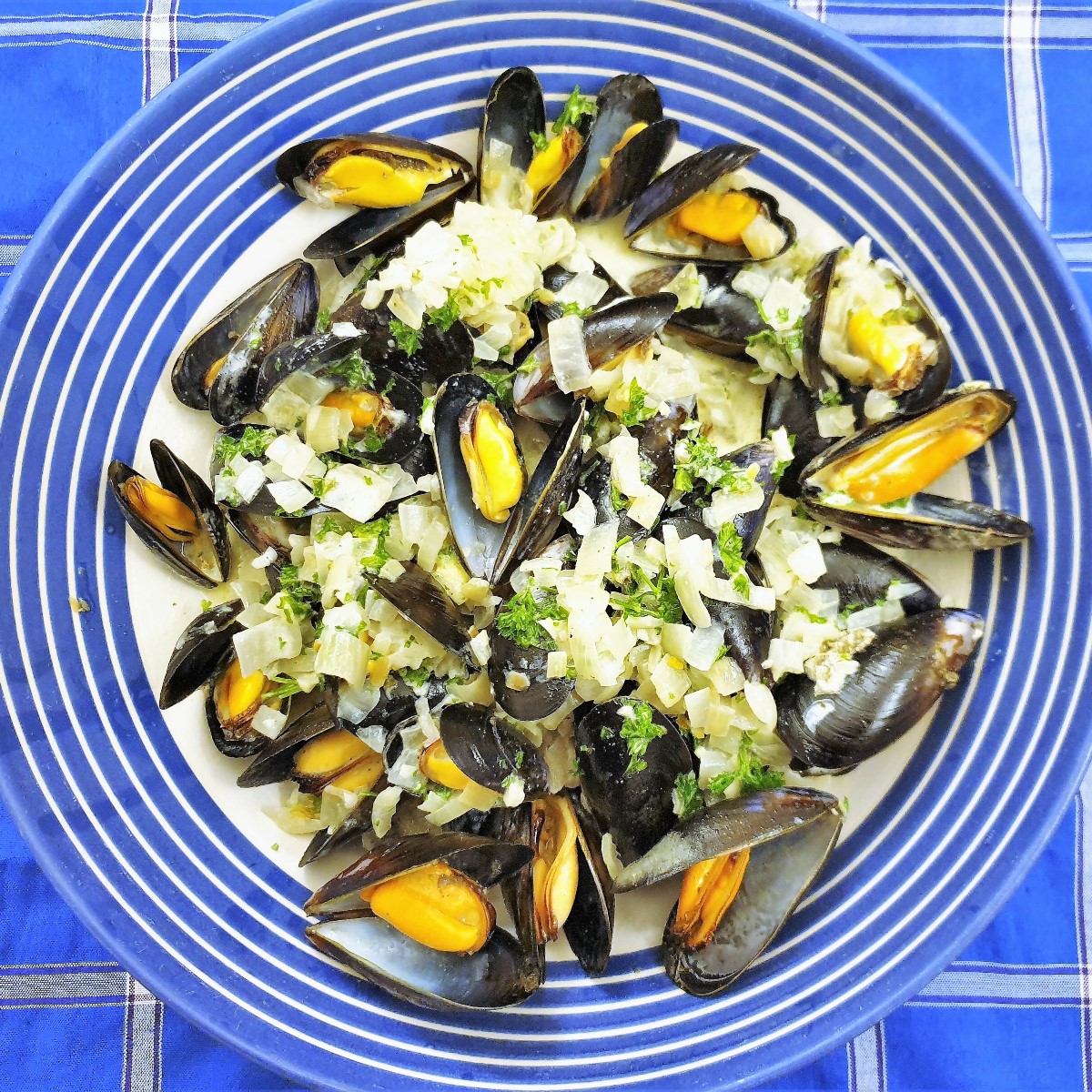 Overhead shot of a bowl of freshly cooked mussels.