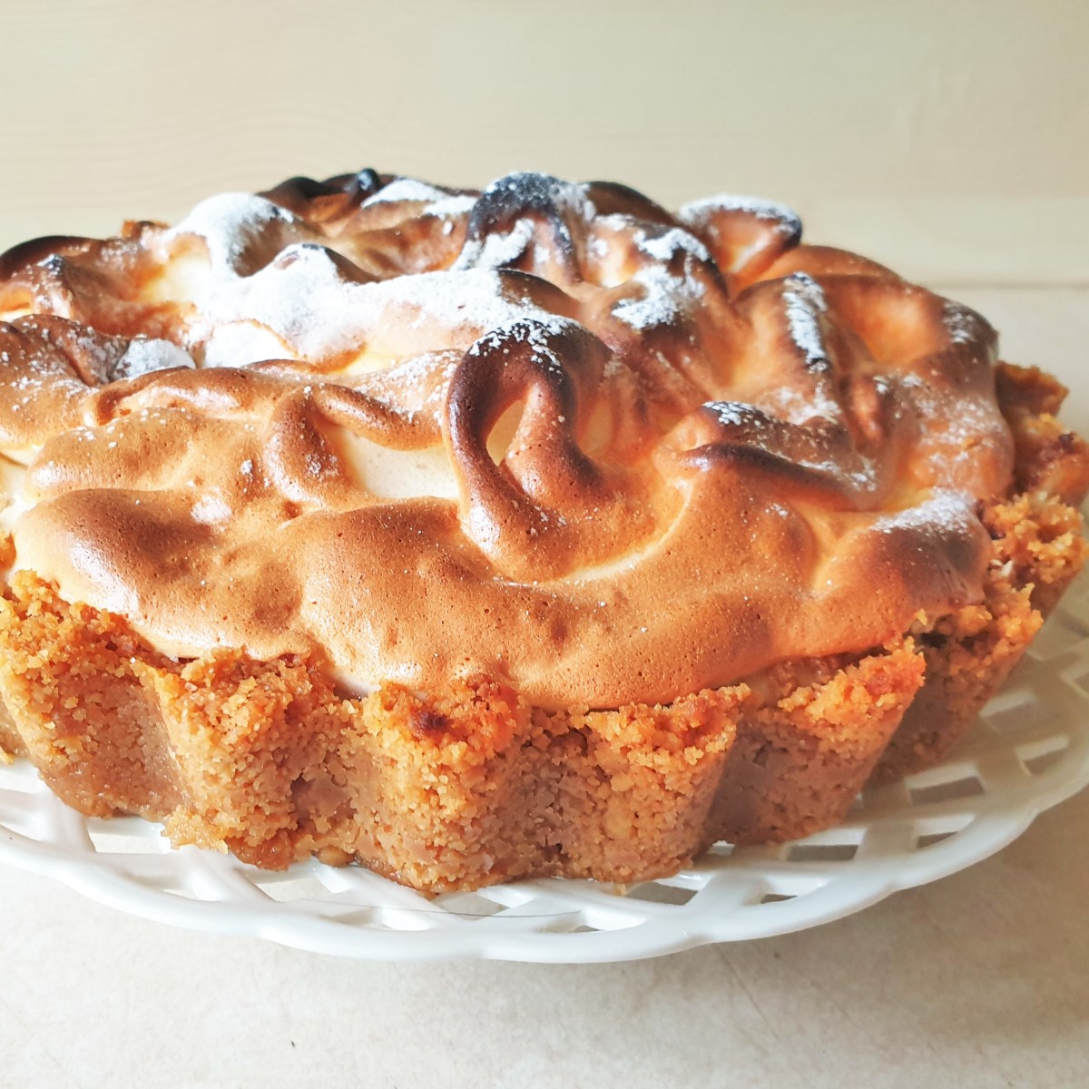Side on shot of a meringue-topped key lime pie.