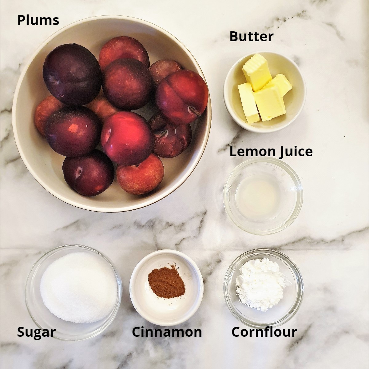 Ingredients for the stewed plums.