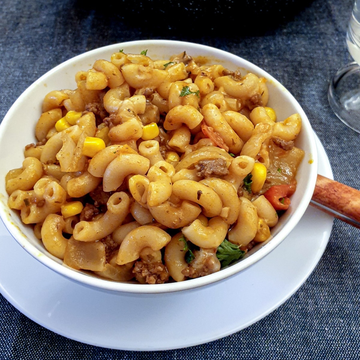 Easy one-pot American goulash with corn - Foodle Club