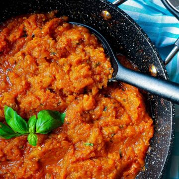 Closeup of arrabbiata sauce with marrow.