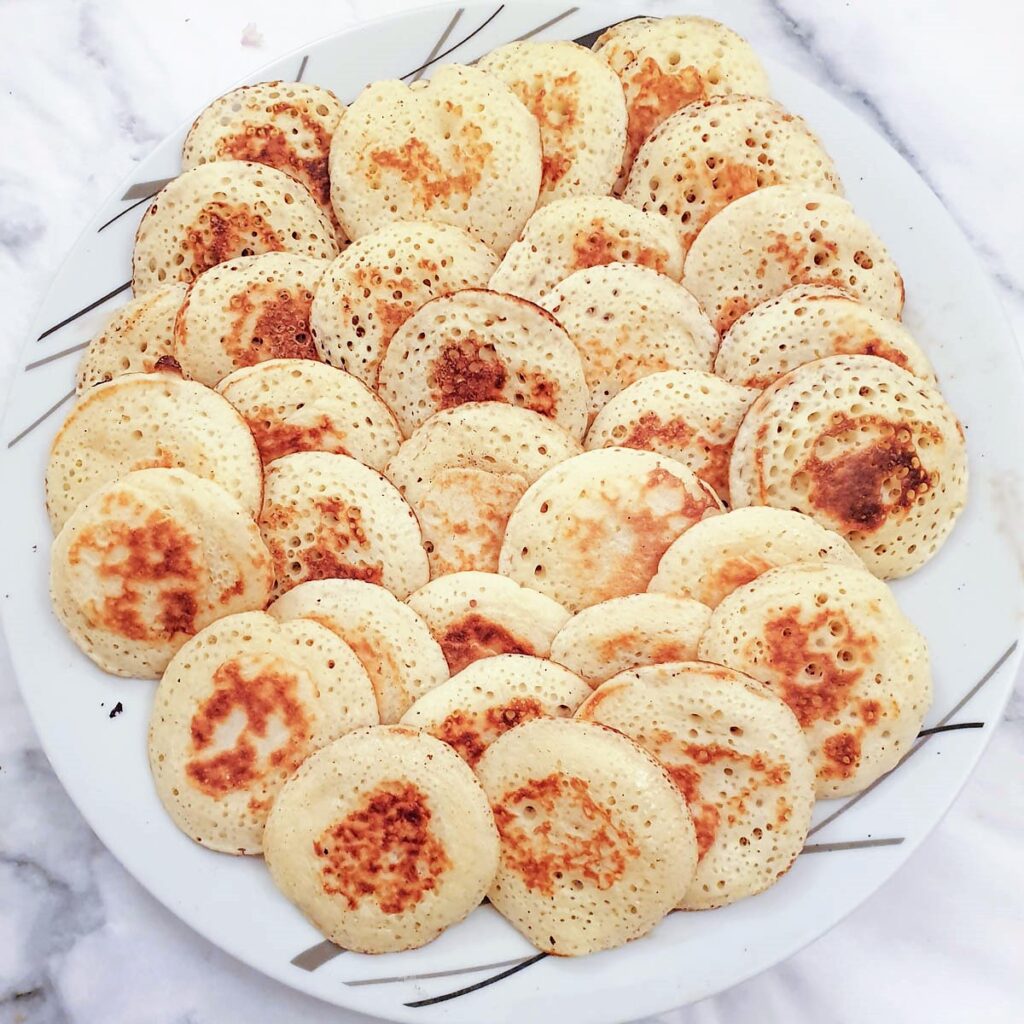 A plate of freshly made blinis.