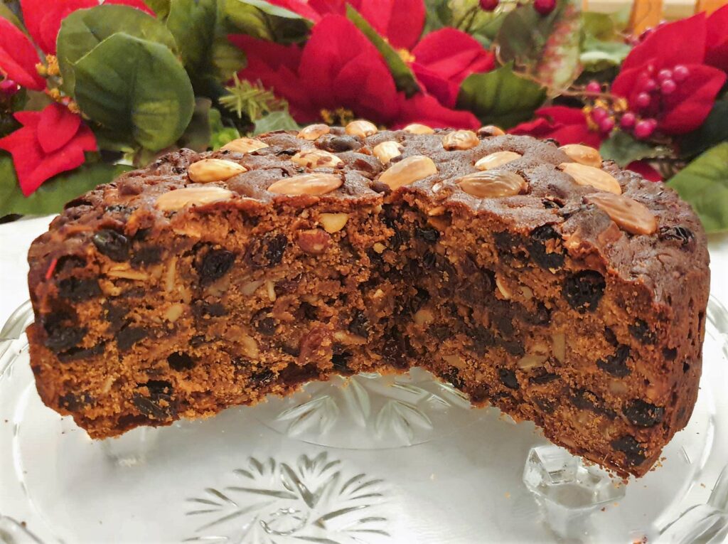 The last-minute christmas cake showing the texture.