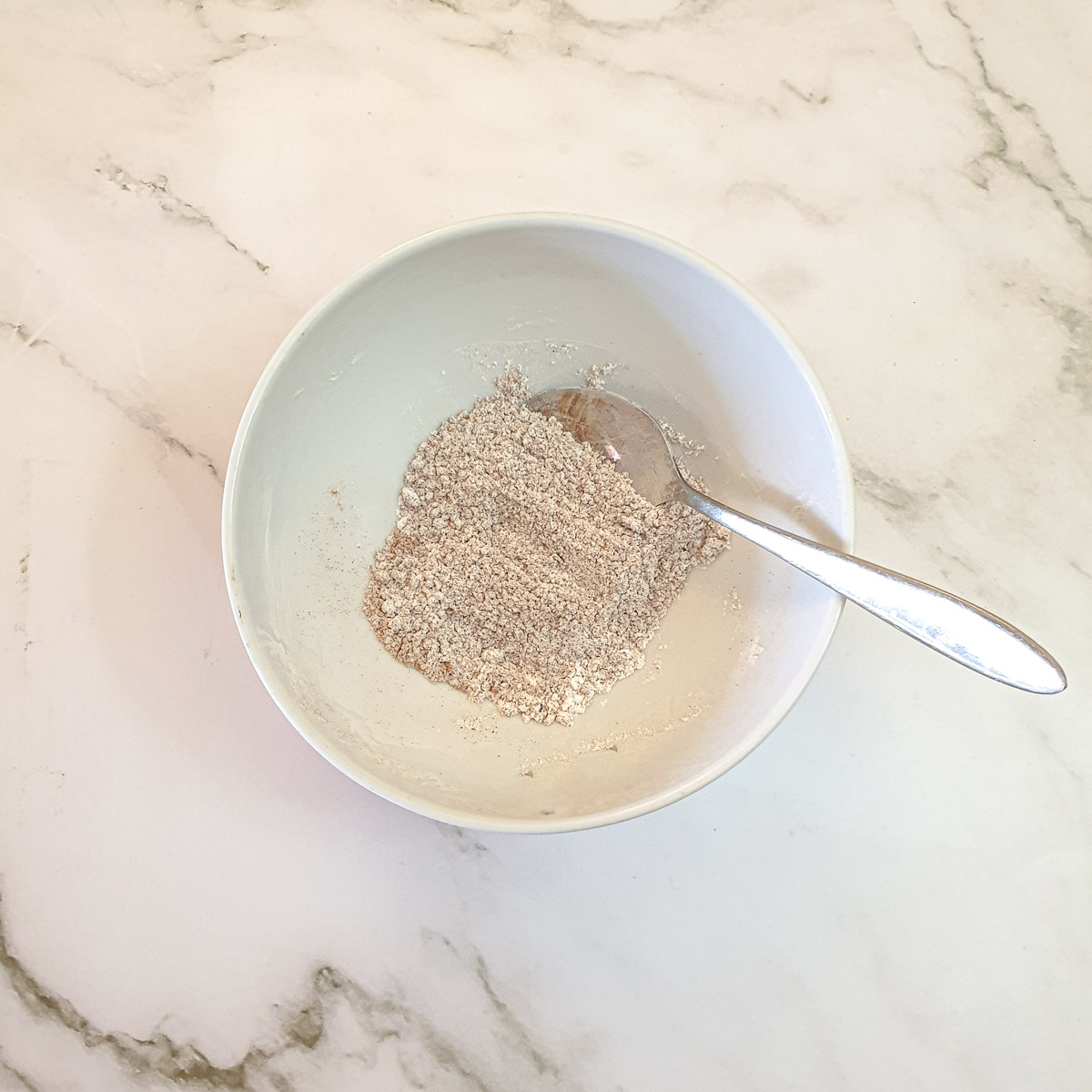 Cinnamon, brown sugar and cornflour combined in a small bowl.