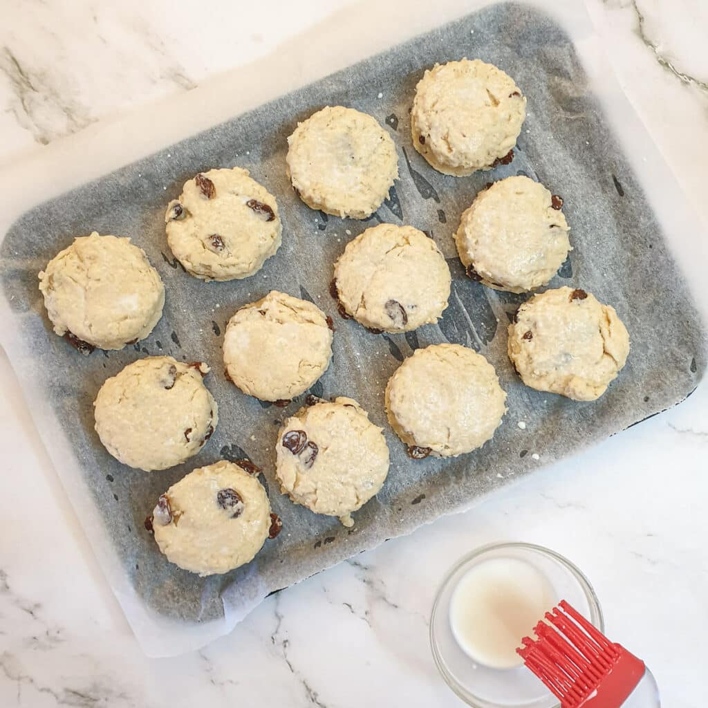 12 unbaked scones on a baking tray.