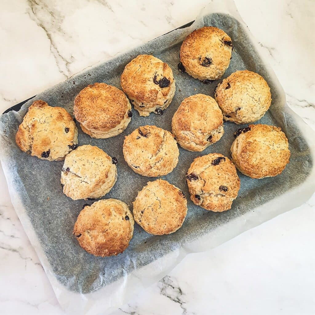 12 baked scones on a baking tray.