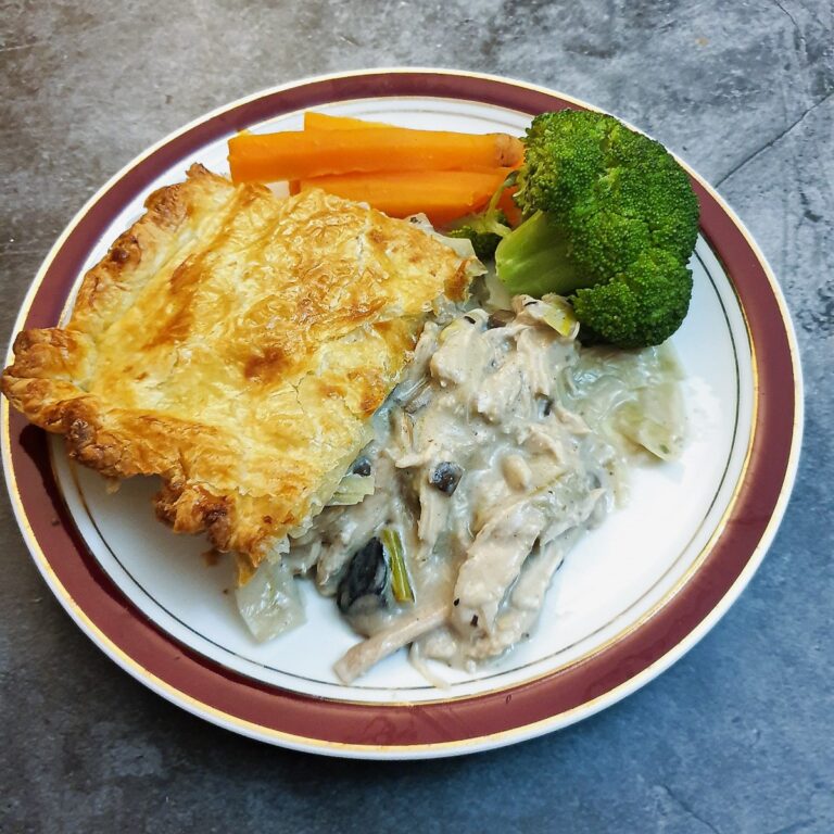 Creamy chicken, leek and mushroom pie - Foodle Club