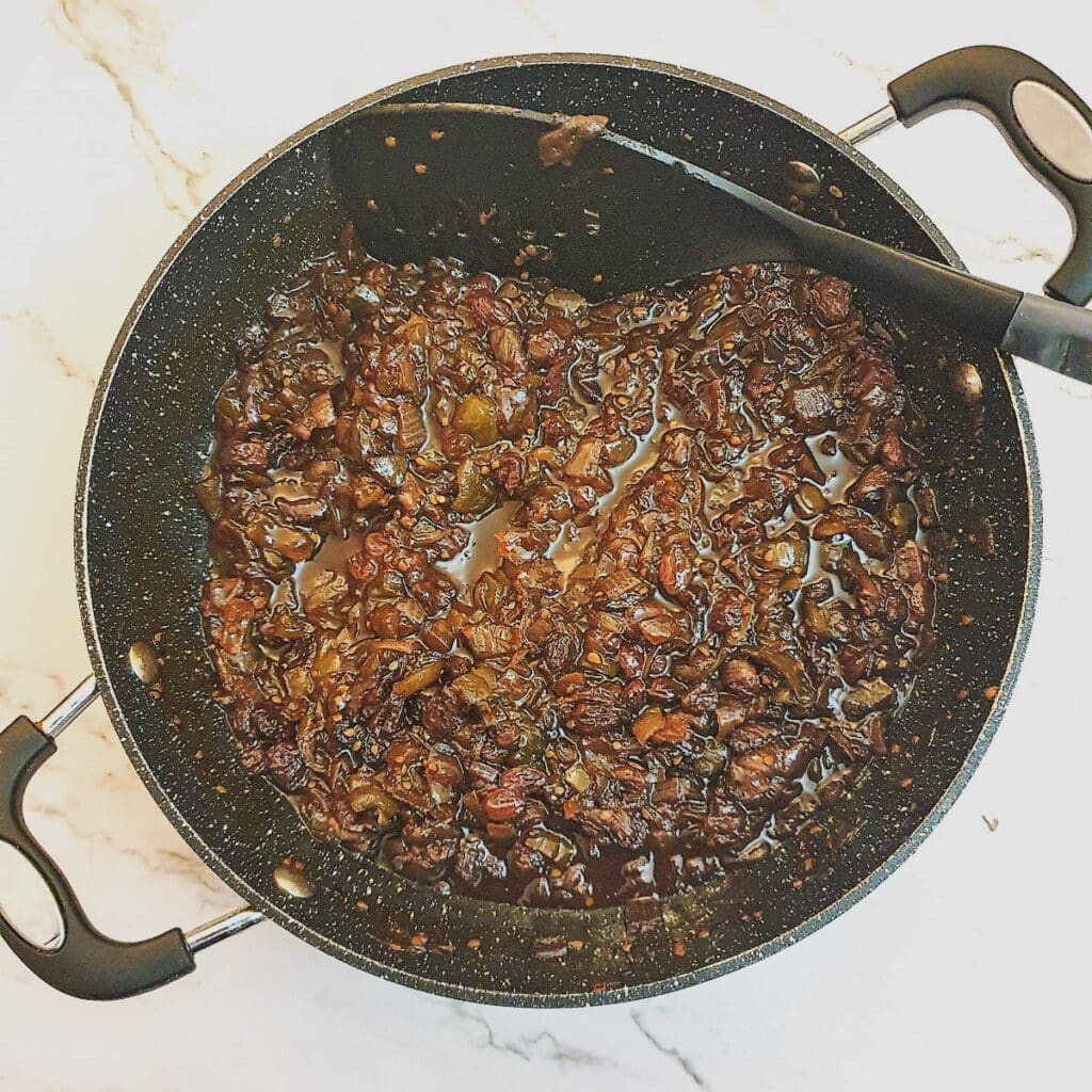 A pan of cooked green tomato chutney.