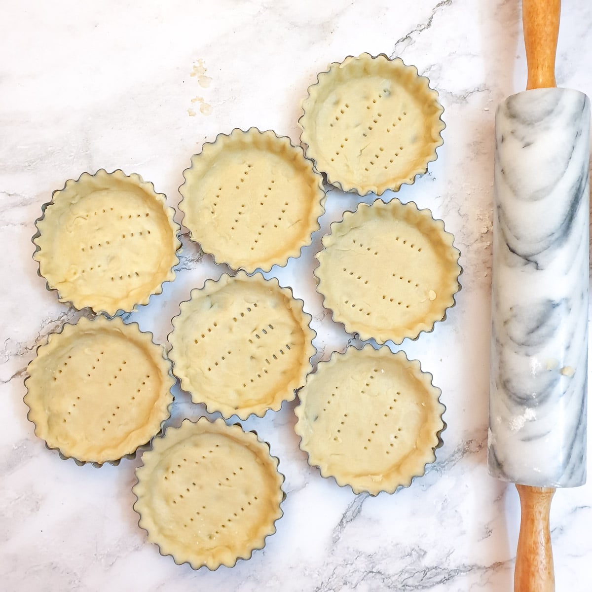 8 mini-flan dishes lined with unbaked pastry.