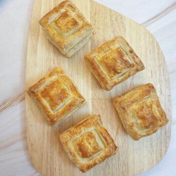 5 vol-au-vents on a wooden plank.