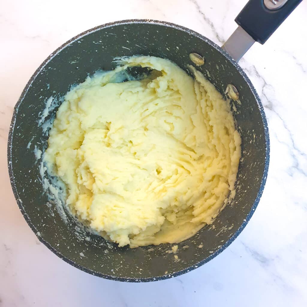 Mashed potatoes in a saucepan.