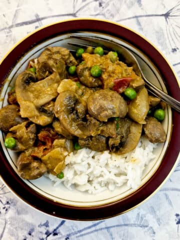 A dish of braised lamb kidneys on white rice.