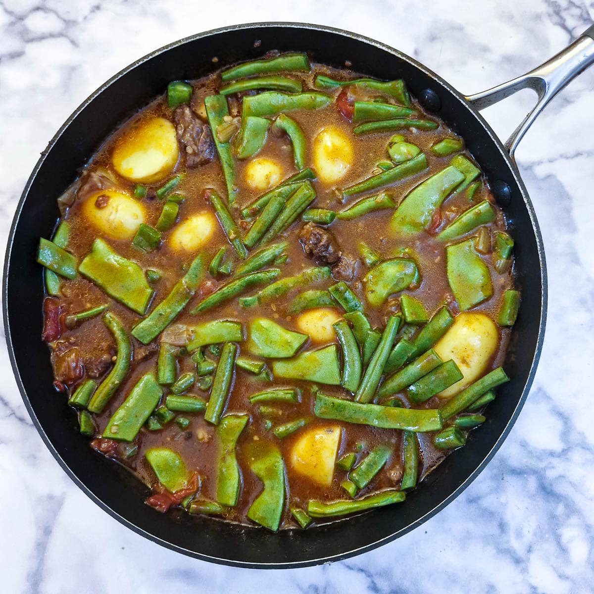 Green beans and potatoes added to the bredie.