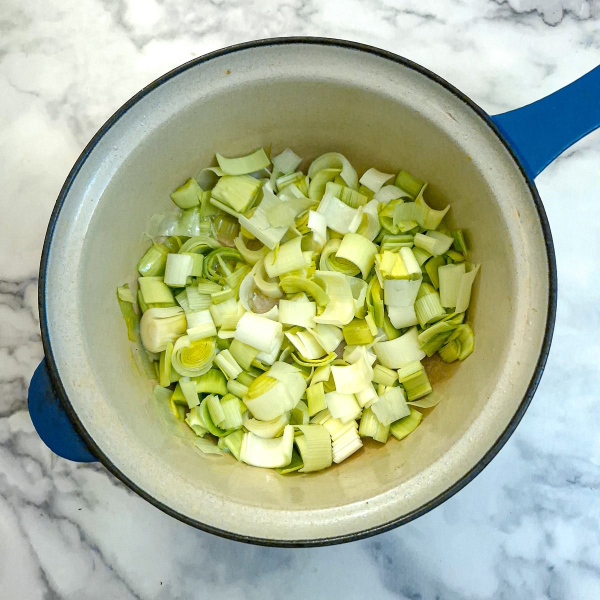 Sliced leeks n a saucepan.