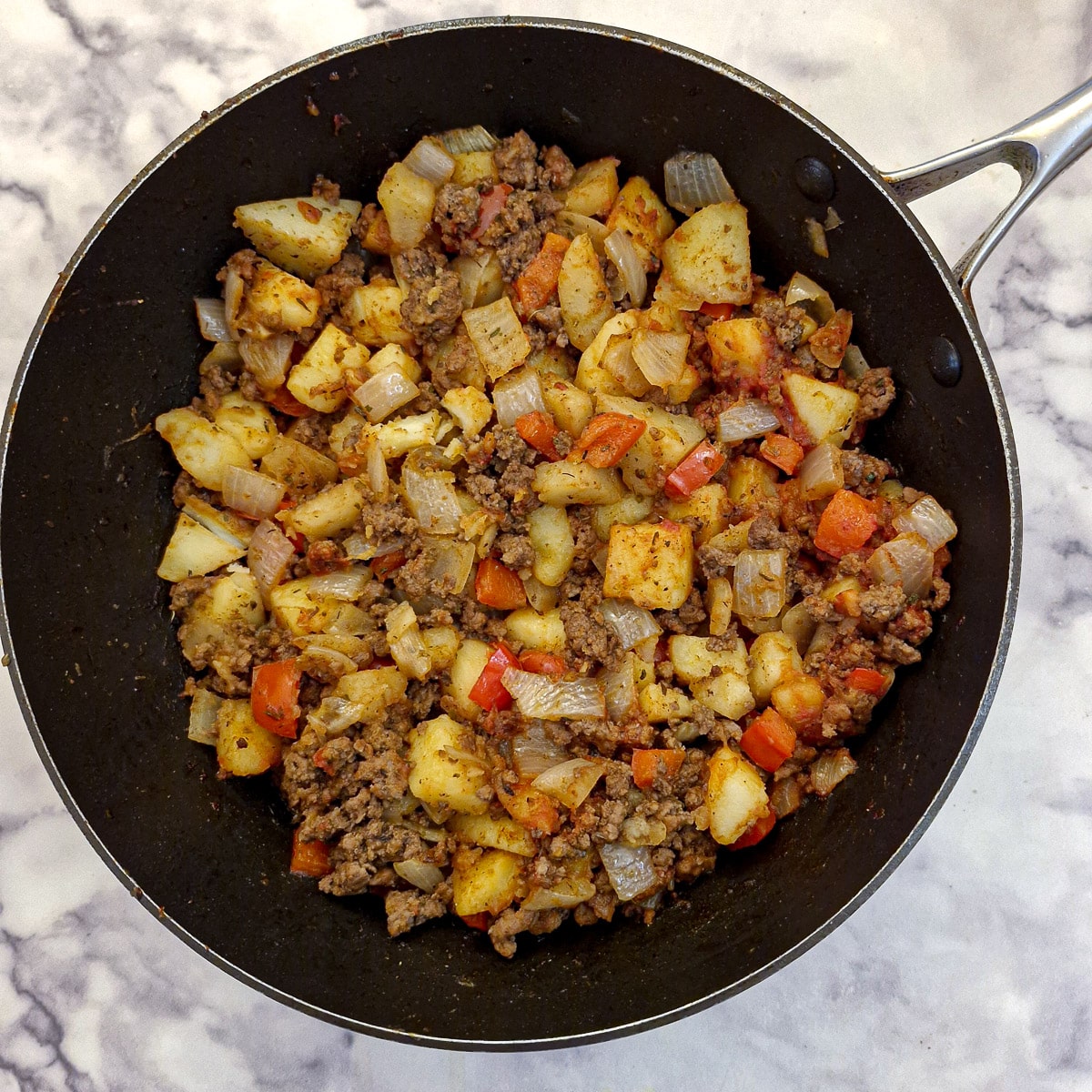 Step 6, leave the minced beef hash on moderate heat to brown the bottom.