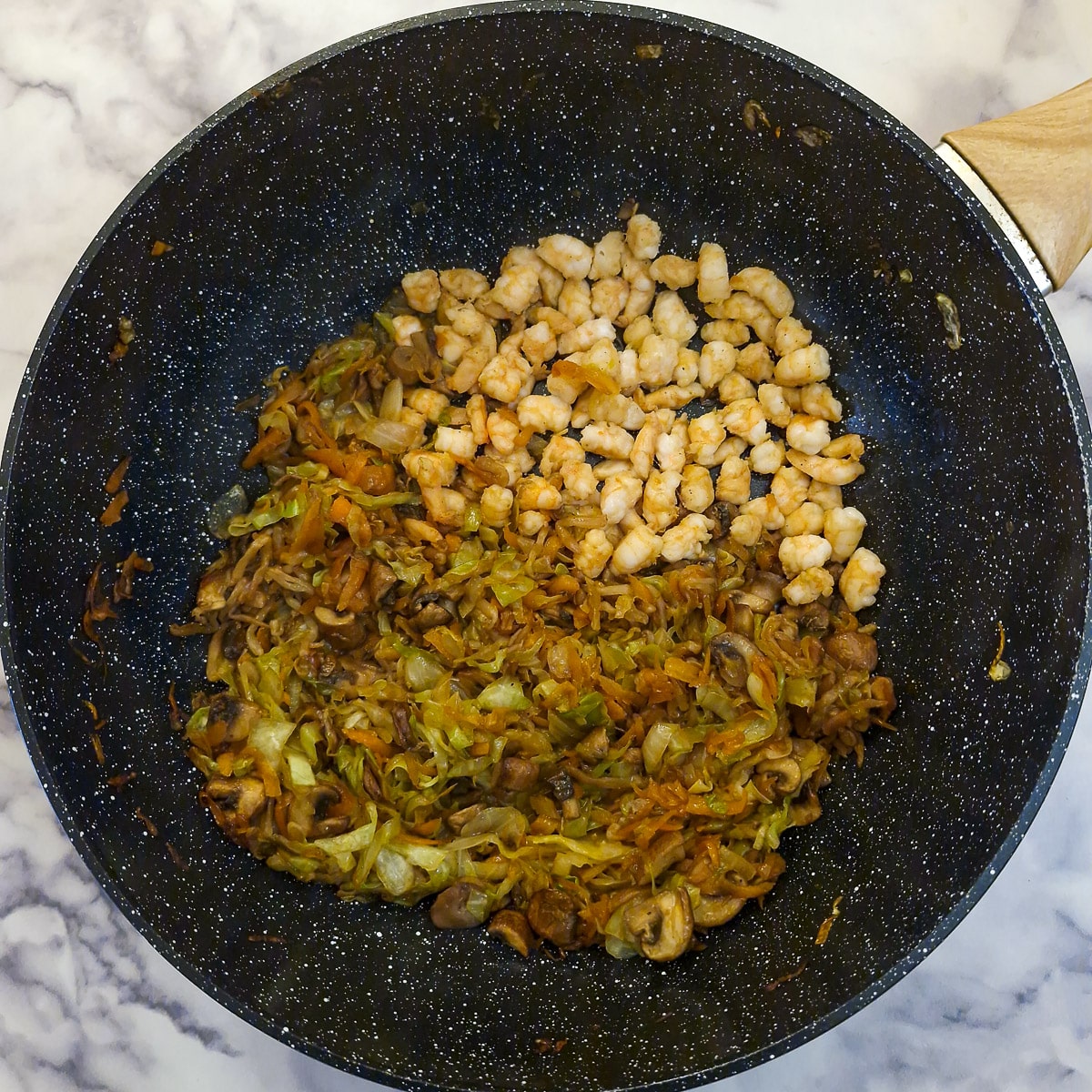 Step 3, chopped prawns or shrimp in the frying pan with the vegetables.