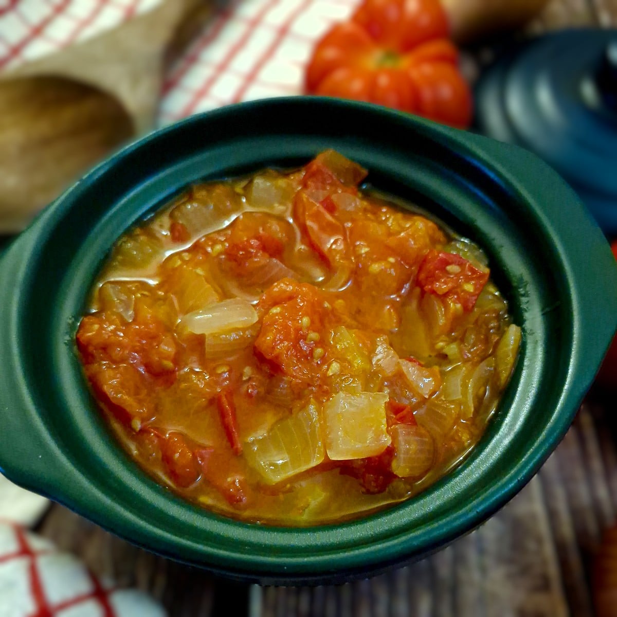 Close up of a dish of tamatie-smoor.