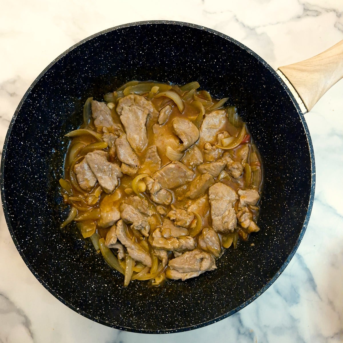 Browned pork added nback to the sauce in the wok.