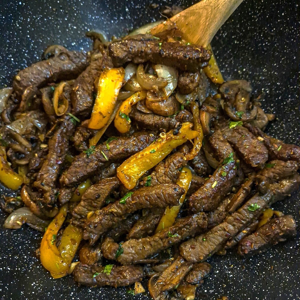 Strips of succulent rump steak fried with yellow capsicum, mushrooms and onions and flavoured with chilli and cumin.