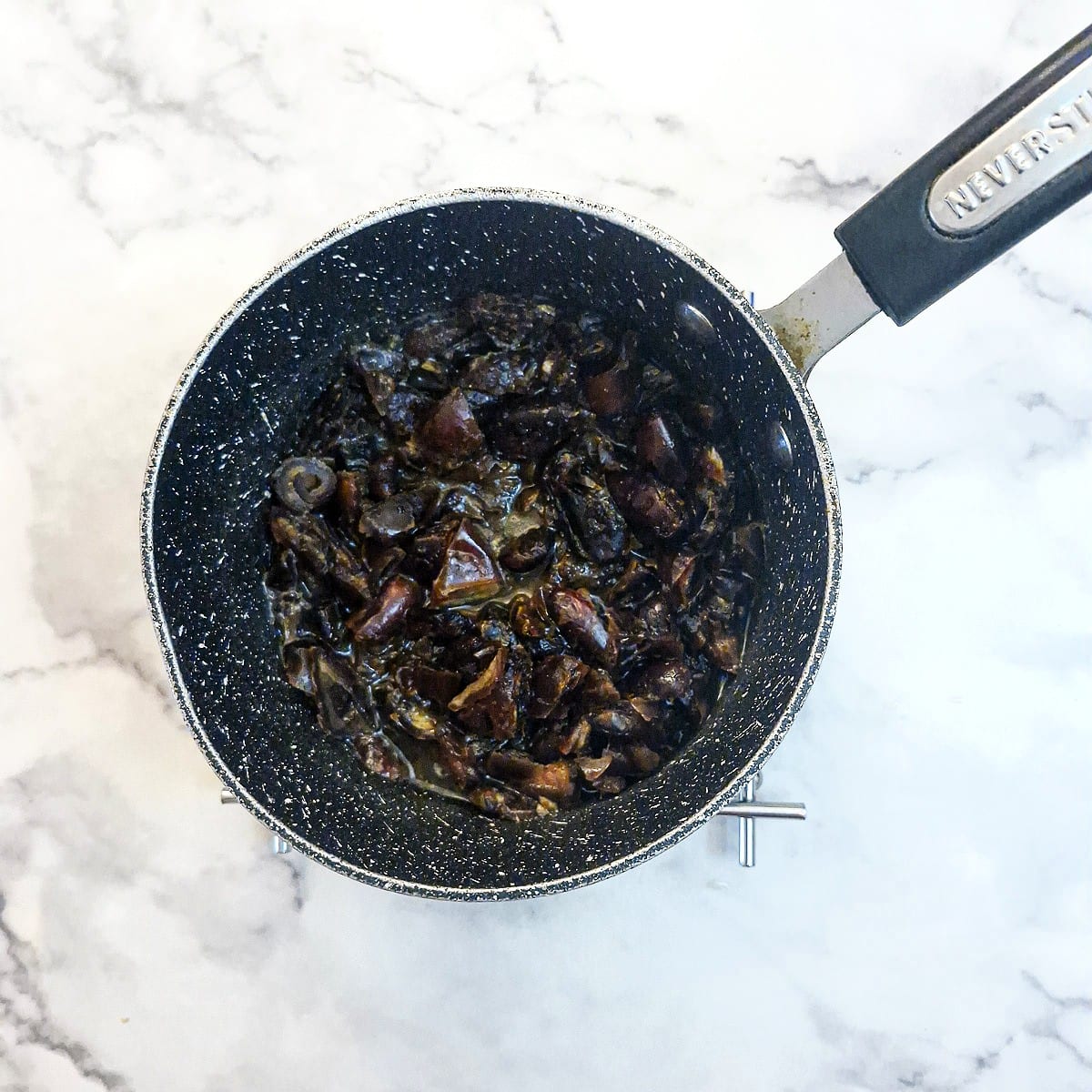 Dates, lemon juice, water and essences in a saucepan.