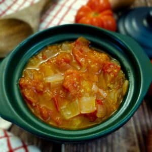 A dish of South African tamatie smoor (tomato and onion gravy)